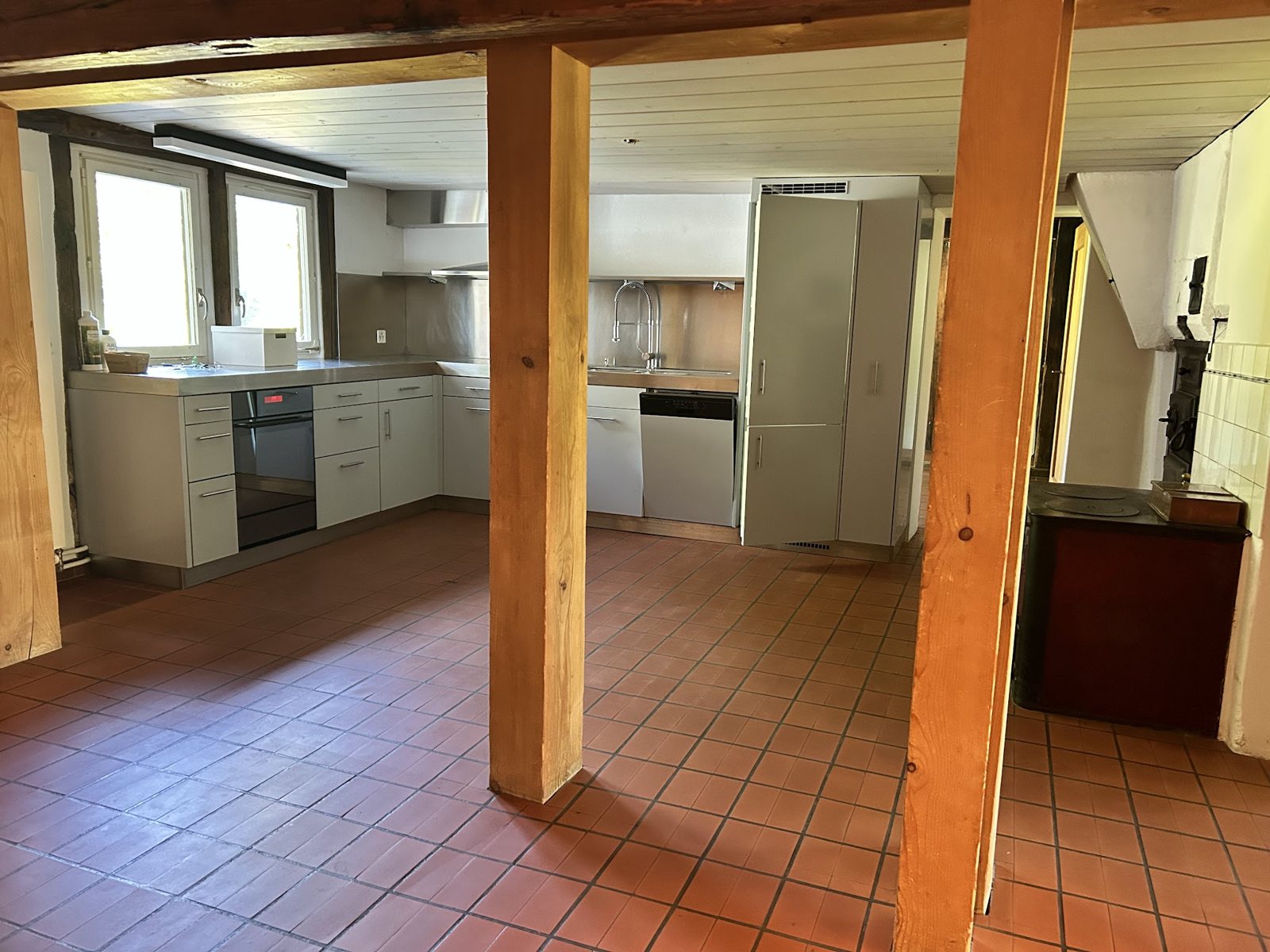 Gereinigte, leere Wohnung mit Küche und Holzbalken